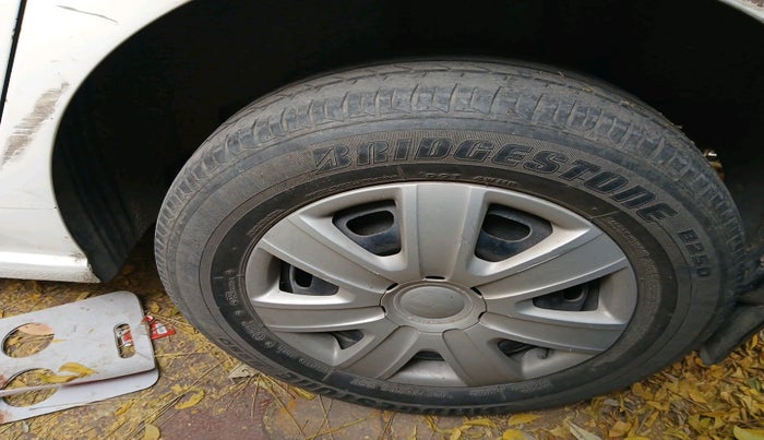 2011 Volkswagen Vento COMFORTLINE 1.6, Petrol, Manual, 89,026 km, tyre