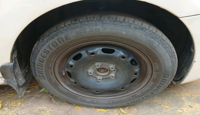 2011 Volkswagen Vento COMFORTLINE 1.6, Petrol, Manual, 89,026 km, tyre