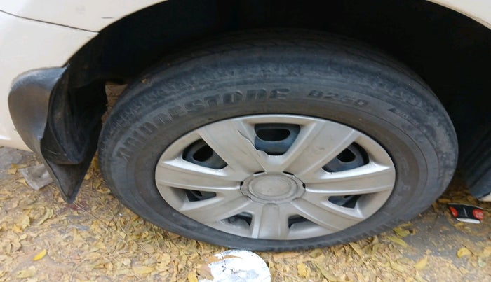 2011 Volkswagen Vento COMFORTLINE 1.6, Petrol, Manual, 89,026 km, tyre