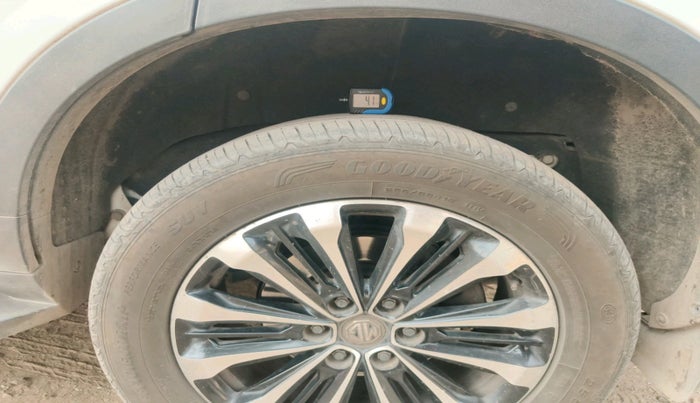 2021 MG GLOSTER SAVVY 6 STR 2.0 TWIN TURBO 4WD, Diesel, Automatic, 1,43,479 km, tyre