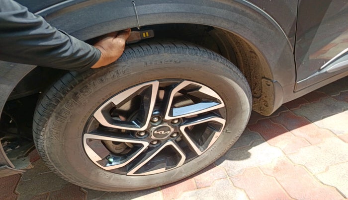 2022 KIA CARENS LUXURY PLUS 1.5 DIESEL 7 STR, Diesel, Manual, 1,13,125 km, tyre