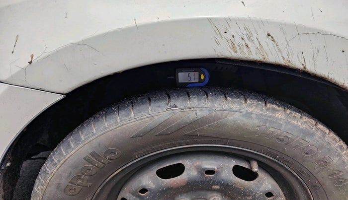 2011 Volkswagen Vento TRENDLINE 1.6, Petrol, Manual, 75,701 km, tyre