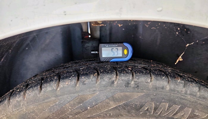 2011 Volkswagen Vento TRENDLINE 1.6, Petrol, Manual, 75,701 km, tyre