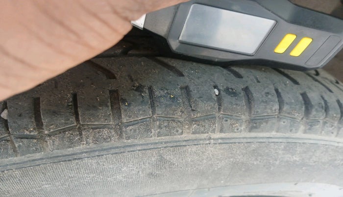 2015 Maruti Swift Dzire VXI, Petrol, Manual, 1,05,665 km, tyre