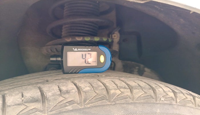 2010 Volkswagen Vento HIGHLINE 1.6 MPI, CNG, Manual, 99,437 km, tyre