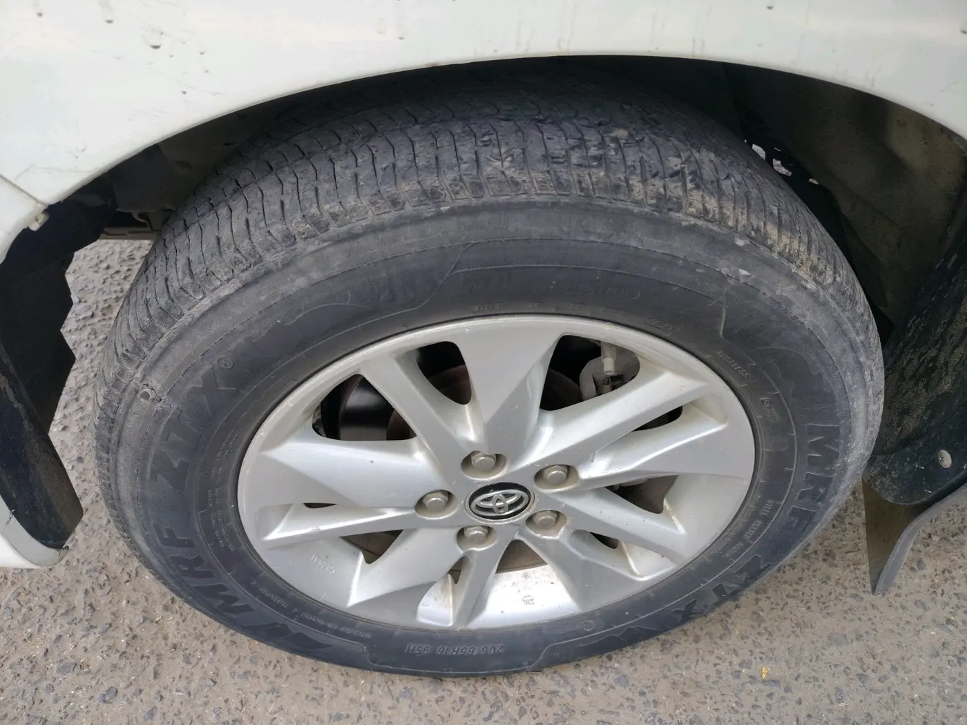 2016 Toyota Innova Crysta 2.4 G 7 STR, Diesel, Manual, 1,97,052 km, tyre