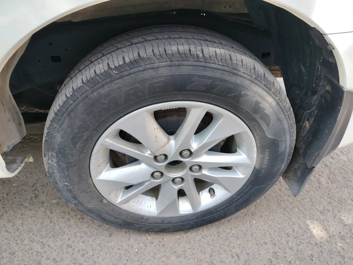 2016 Toyota Innova Crysta 2.4 G 7 STR, Diesel, Manual, 1,97,052 km, tyre