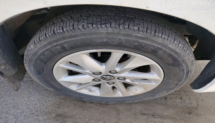 2016 Toyota Innova Crysta 2.4 G 7 STR, Diesel, Manual, 1,97,052 km, tyre