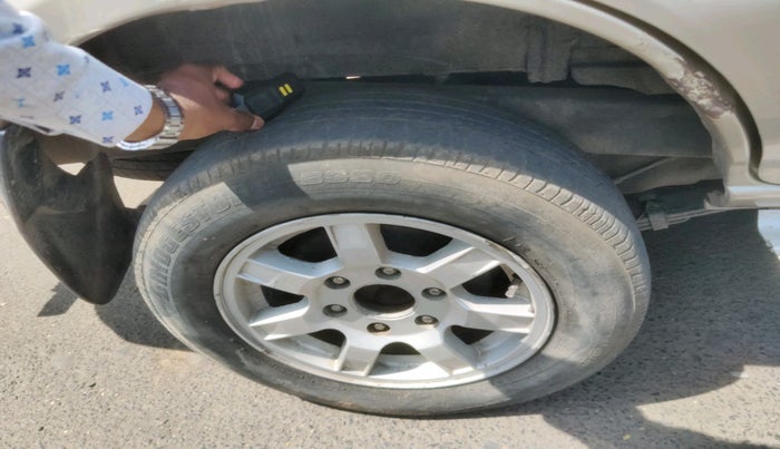 2016 Chevrolet Tavera NEO 3 LT 9 STR BS III, Diesel, Manual, 1,11,902 km, tyre