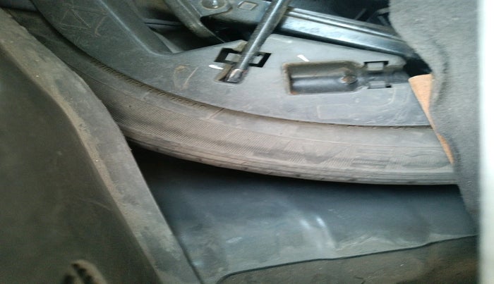 2012 Hyundai i10 ERA 1.1, CNG, Manual, 1,14,440 km, tyre