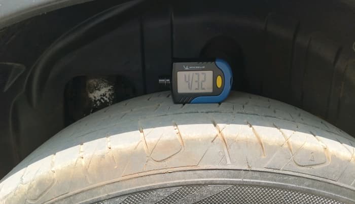 2019 Mahindra XUV300 W8 (O) 1.5 DIESEL AMT, Diesel, Automatic, 1,21,428 km, tyre
