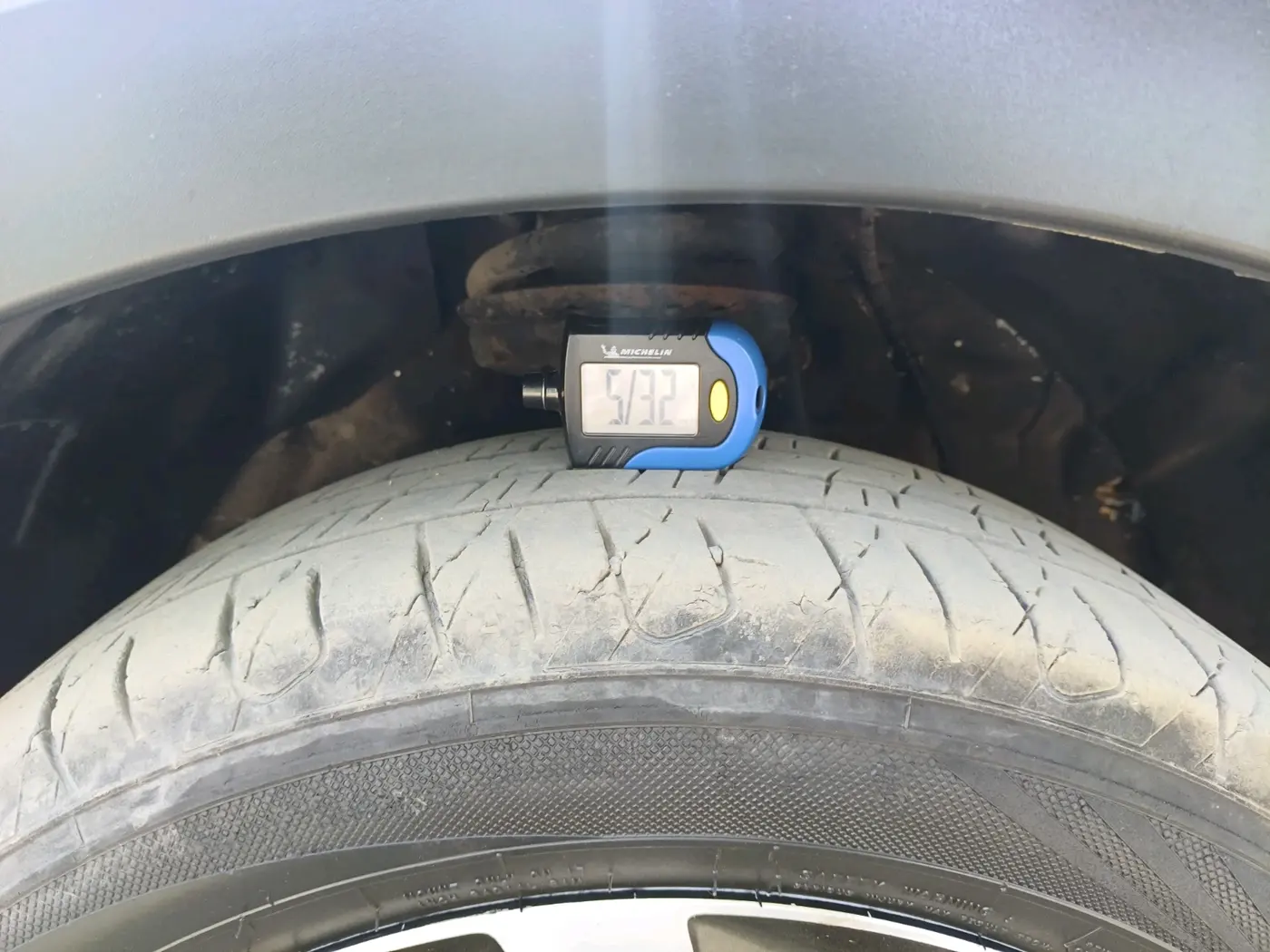 2019 Mahindra XUV300 W8 (O) 1.5 DIESEL AMT, Diesel, Automatic, 1,21,428 km, tyre