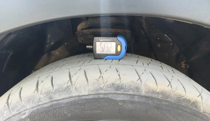 2019 Mahindra XUV300 W8 (O) 1.5 DIESEL AMT, Diesel, Automatic, 1,21,428 km, tyre