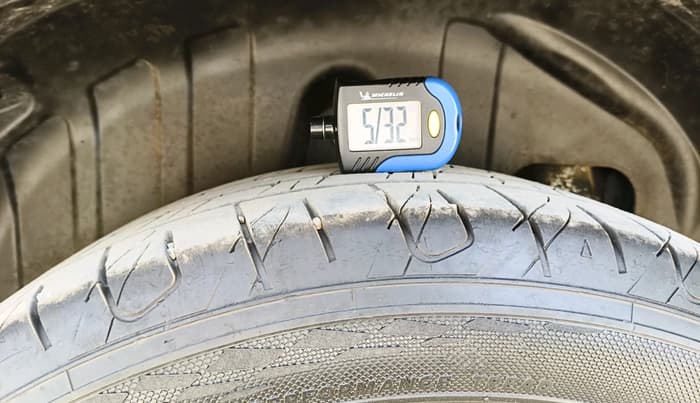2019 Mahindra XUV300 W8 (O) 1.5 DIESEL AMT, Diesel, Automatic, 1,21,428 km, tyre