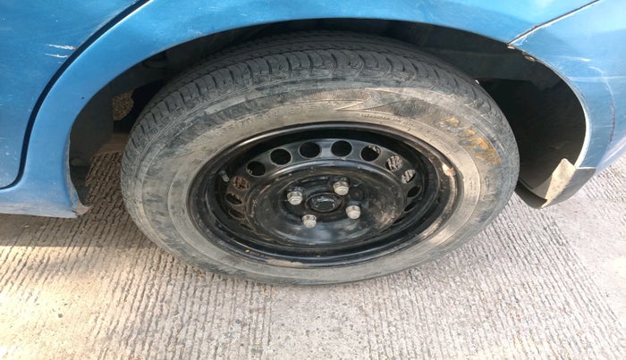 2013 Honda Brio V MT, Petrol, Manual, 1,02,338 km, tyre