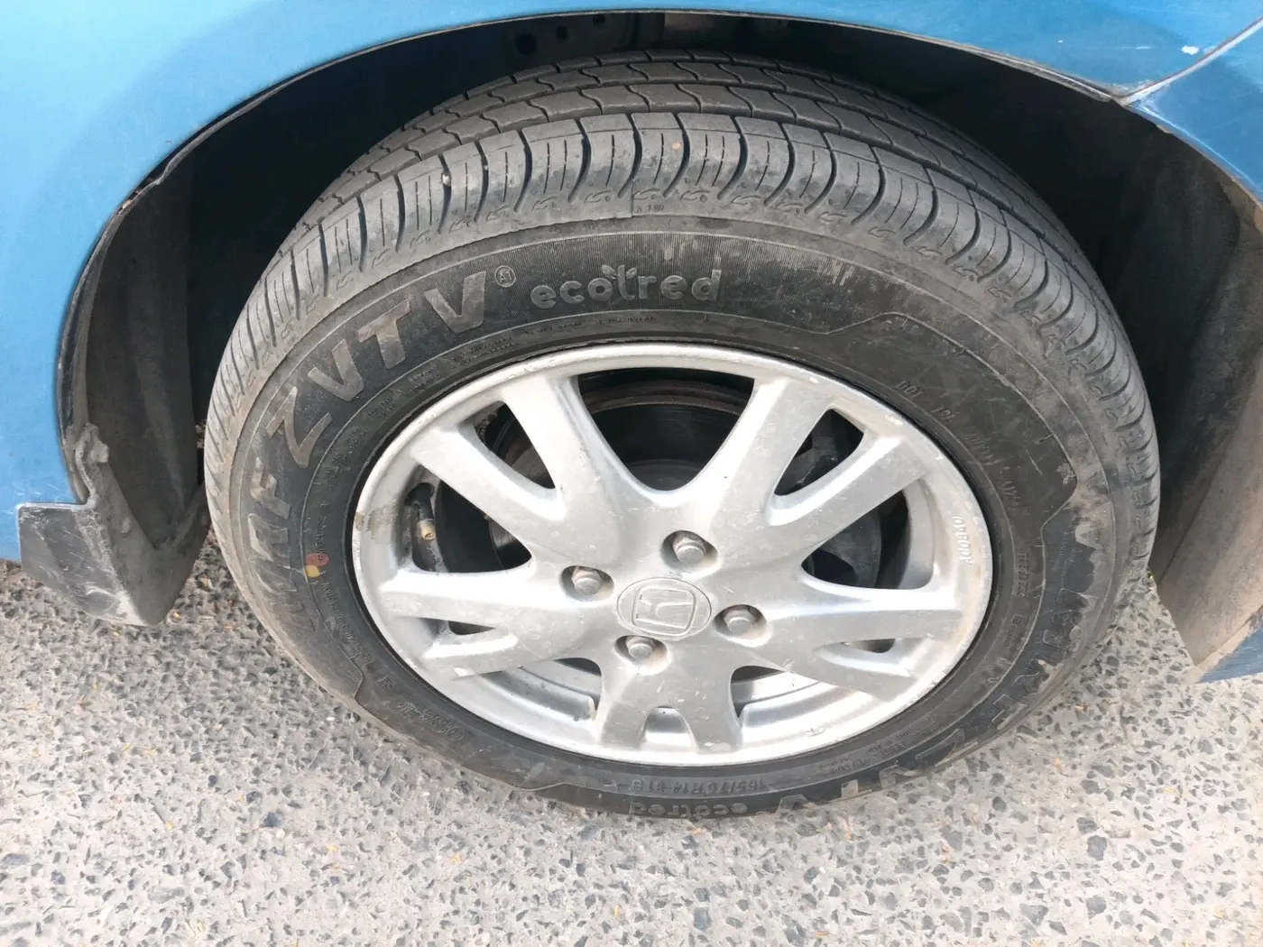 2013 Honda Brio V MT, Petrol, Manual, 1,02,338 km, tyre