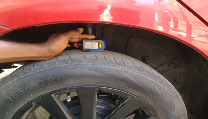 2016 Toyota Etios Liva V, Petrol, Manual, 1,09,104 km, tyre