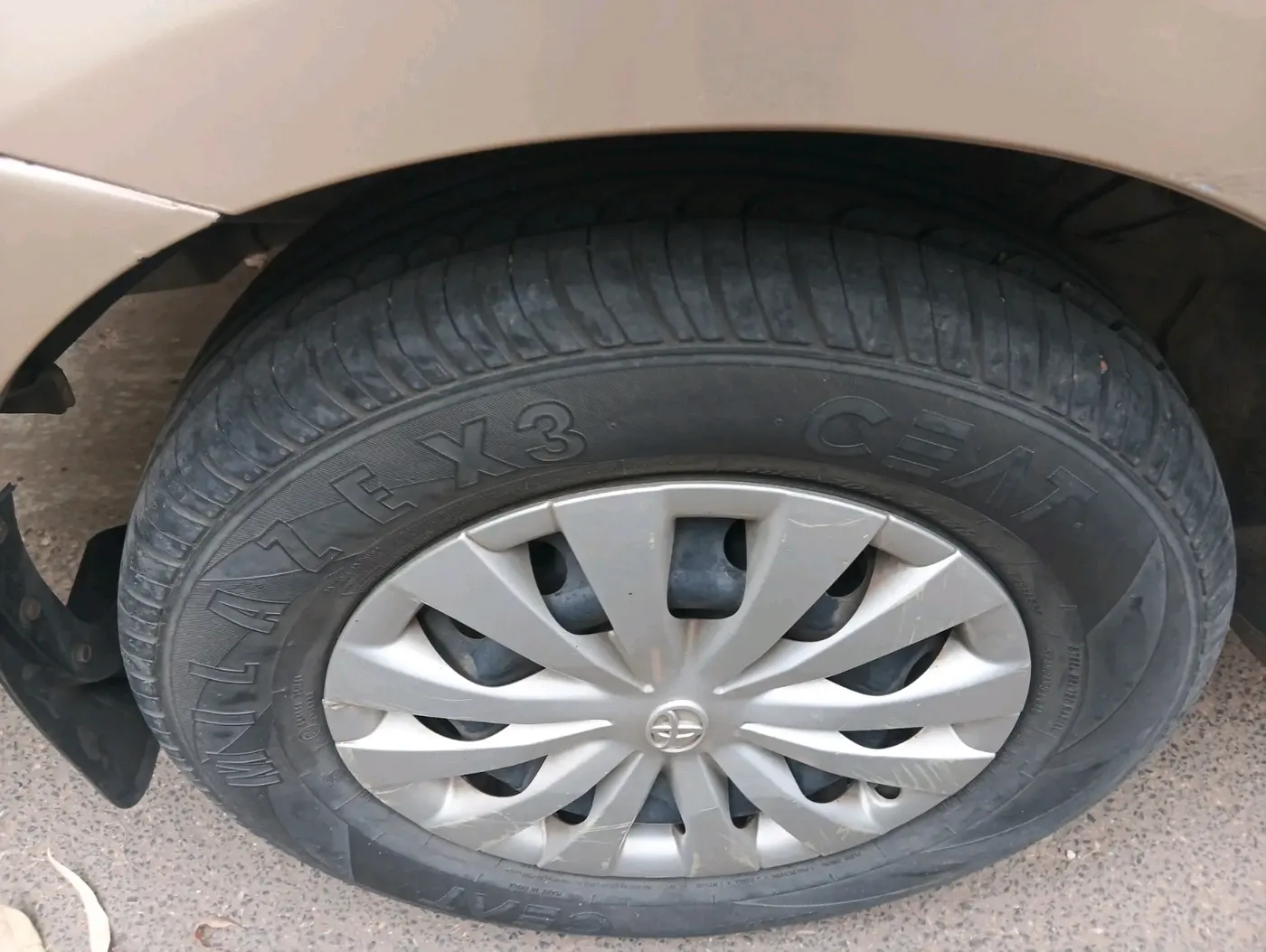 2011 Toyota Etios G, Petrol, Manual, 1,09,633 km, tyre
