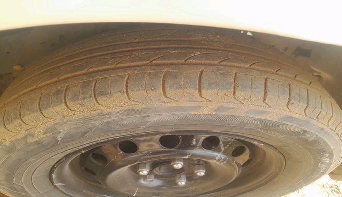 2012 Toyota Innova 2.5 G 7 STR, Diesel, Manual, 1,11,012 km, tyre