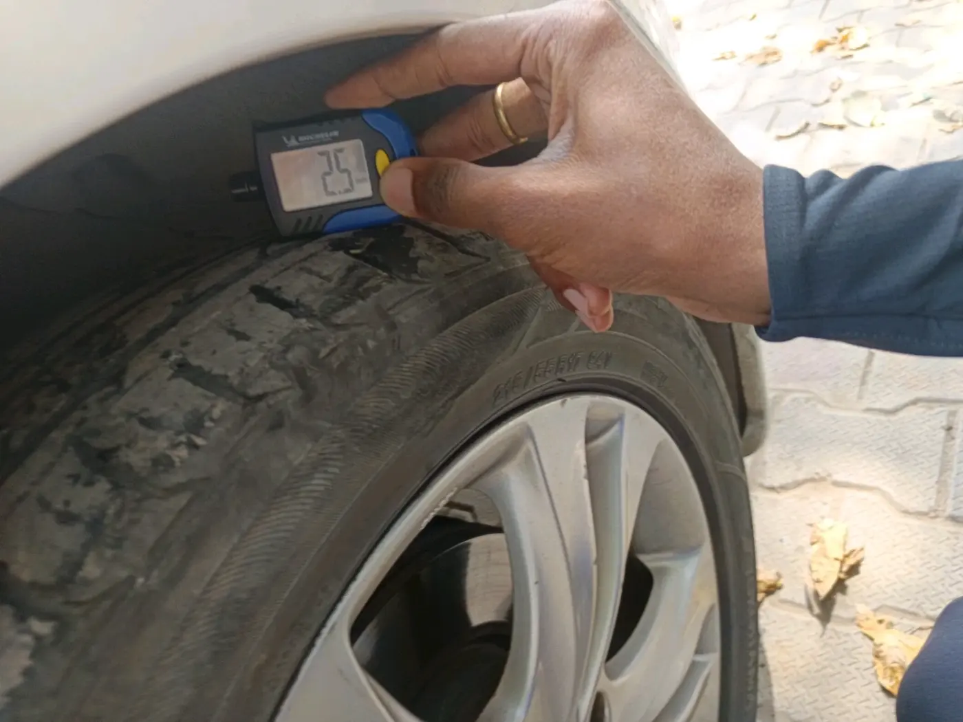 2012 Hyundai Sonata 2.4 GDI AT, Petrol, Automatic, 1,33,027 km, tyre