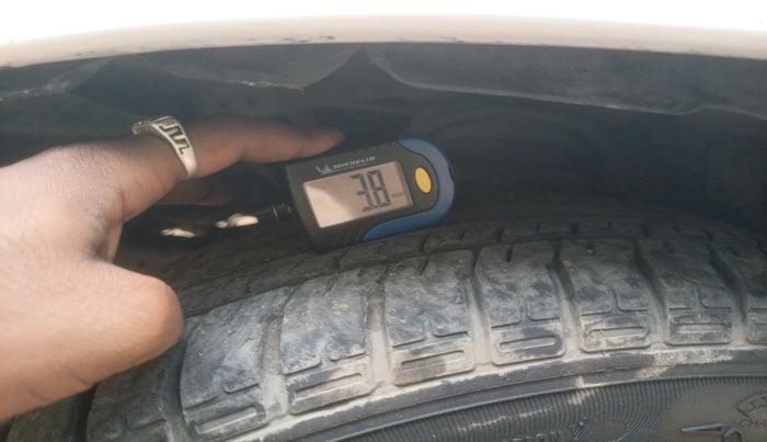 2011 Toyota Innova G1 2.5, Diesel, Manual, 1,78,703 km, tyre