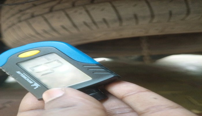 2011 Toyota Innova G1 2.5, Diesel, Manual, 1,78,703 km, tyre