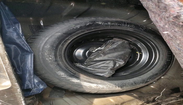 2021 Renault Kwid RXT 1.0 AMT (O), Petrol, Automatic, 63,790 km, tyre