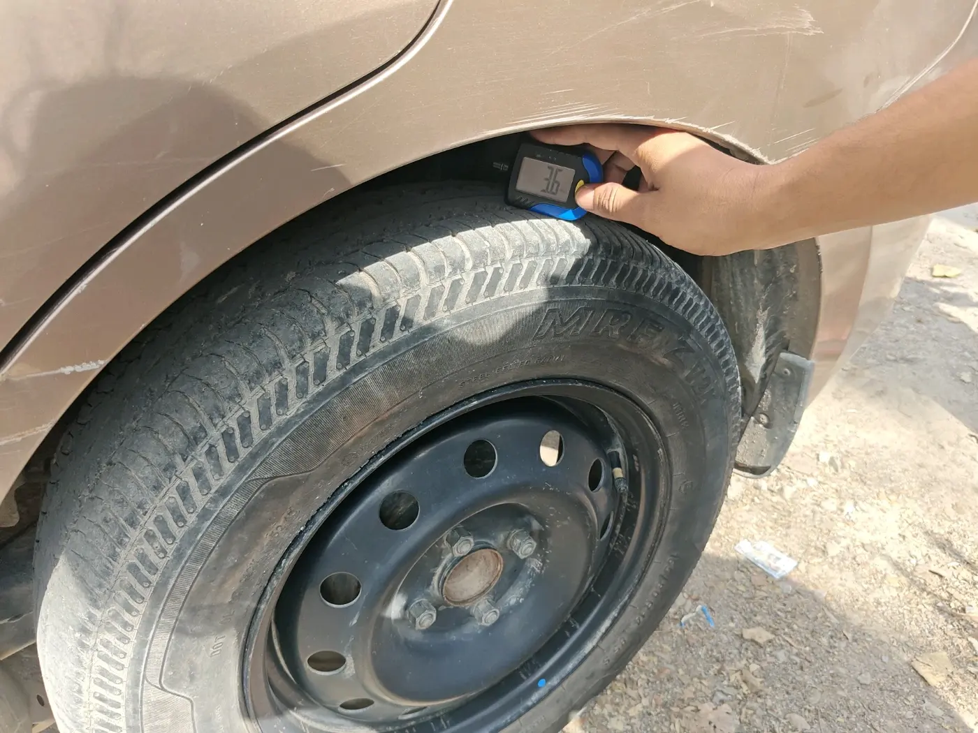 2017 Maruti Dzire VXI, CNG, Manual, 1,27,829 km, tyre