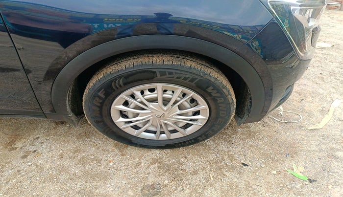 2022 Mahindra XUV700 MX P MT 5 STR, Petrol, Manual, 44,077 km, tyre