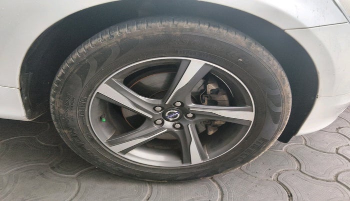 2015 Volvo XC 60 D4 KINETIC, Diesel, Automatic, 1,01,460 km, tyre