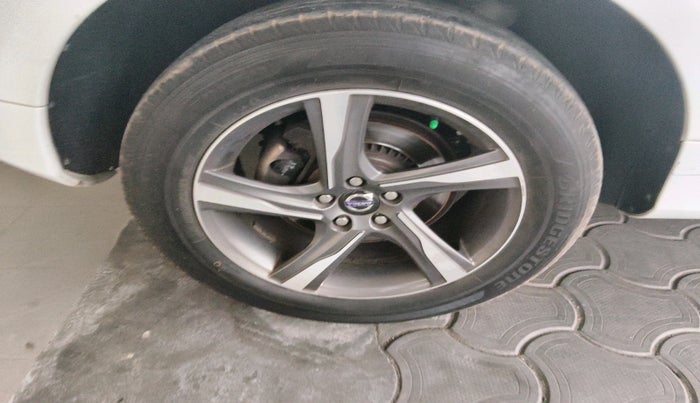 2015 Volvo XC 60 D4 KINETIC, Diesel, Automatic, 1,01,460 km, tyre