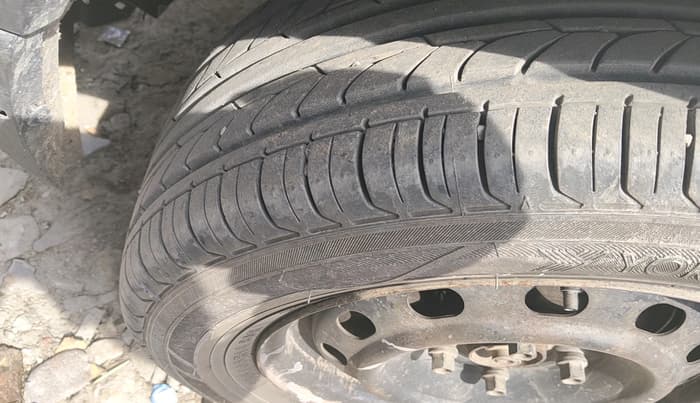 2016 Mahindra Kuv100 K4 6 STR, Petrol, Manual, 1,18,884 km, tyre