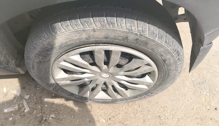 2016 Mahindra Kuv100 K4 6 STR, Petrol, Manual, 1,18,884 km, tyre