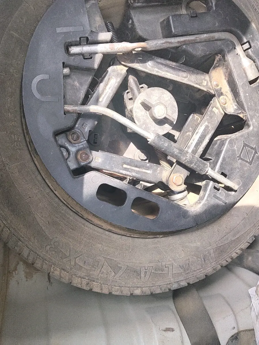 2016 Mahindra Kuv100 K4 6 STR, Petrol, Manual, 1,18,884 km, tyre