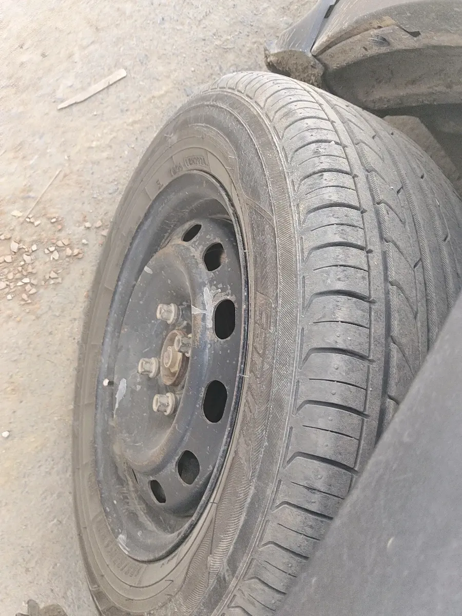2016 Mahindra Kuv100 K4 6 STR, Petrol, Manual, 1,18,884 km, tyre