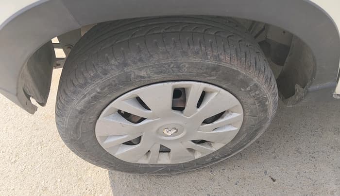 2016 Mahindra Kuv100 K4 6 STR, Petrol, Manual, 1,18,884 km, tyre