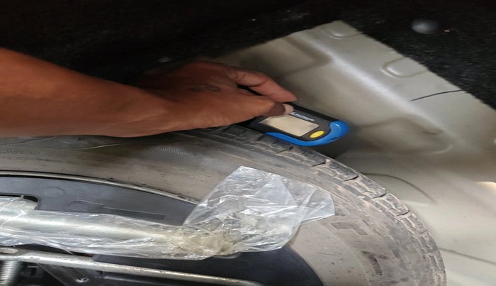 2016 Mahindra Kuv100 K2 6 STR, Petrol, Manual, 43,528 km, tyre