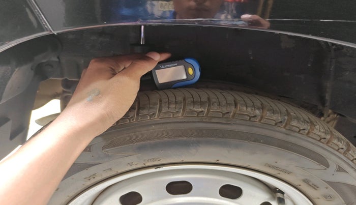 2016 Mahindra Kuv100 K2 6 STR, Petrol, Manual, 43,528 km, tyre