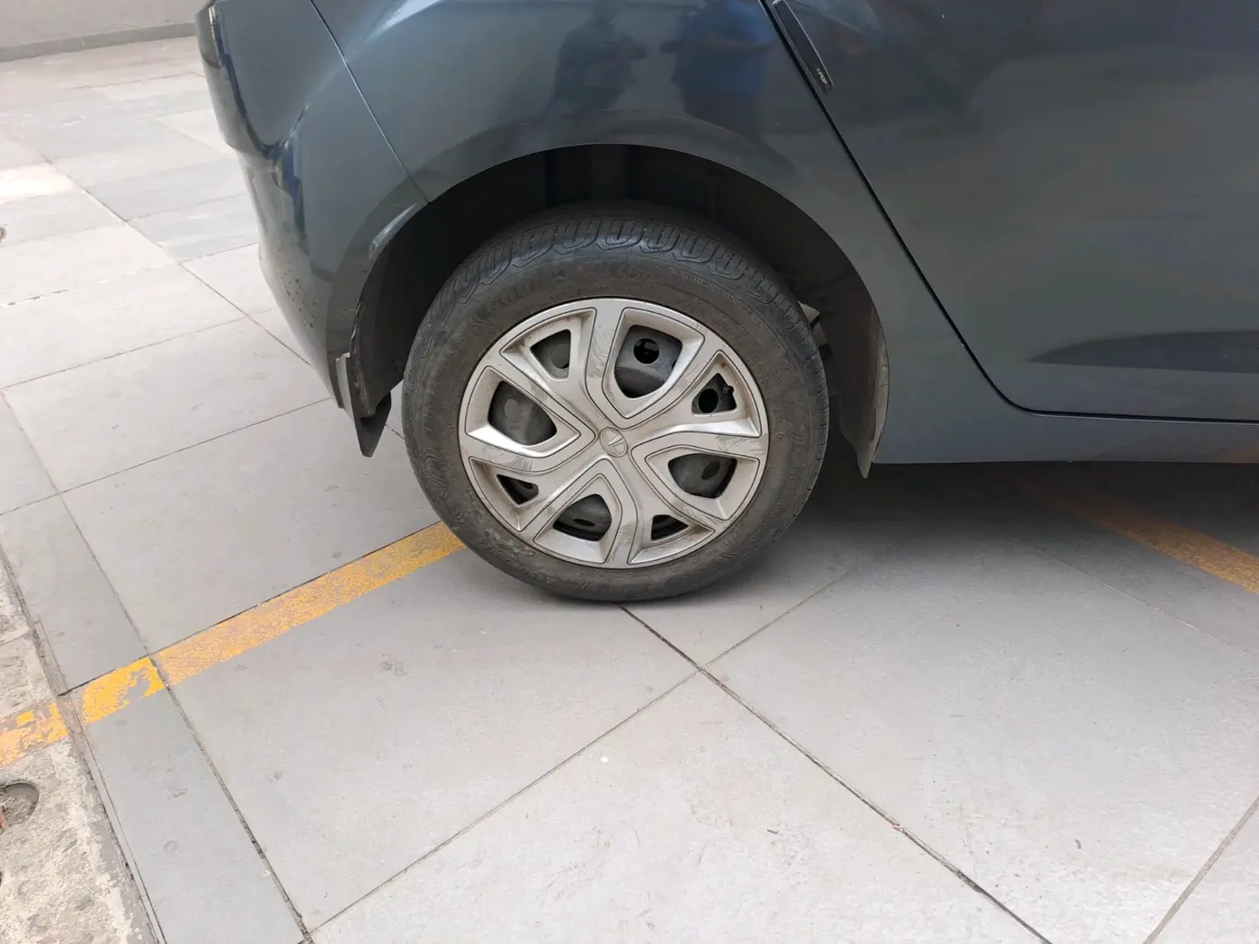 2020 Tata ALTROZ XT DIESEL, Diesel, Manual, 31,500 km, tyre