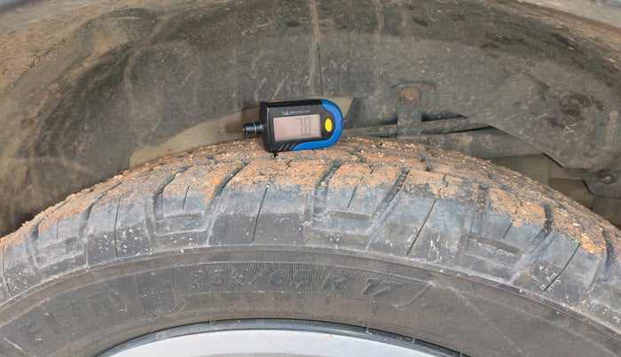 2017 Mahindra XUV500 W6, Diesel, Manual, 1,81,904 km, tyre