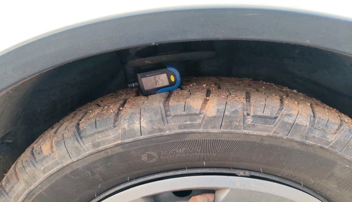 2017 Mahindra XUV500 W6, Diesel, Manual, 1,81,904 km, tyre