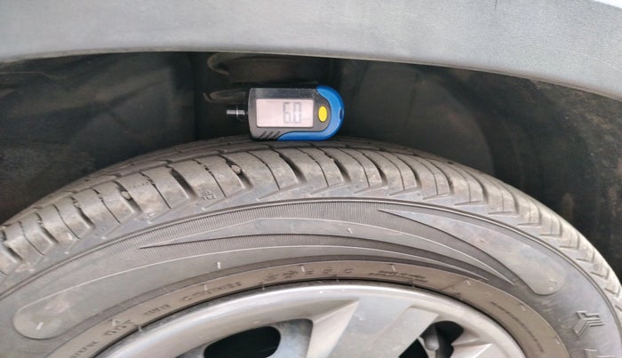 2017 Renault Kwid RXT 1.0 AMT (O), Petrol, Automatic, 61,811 km, tyre