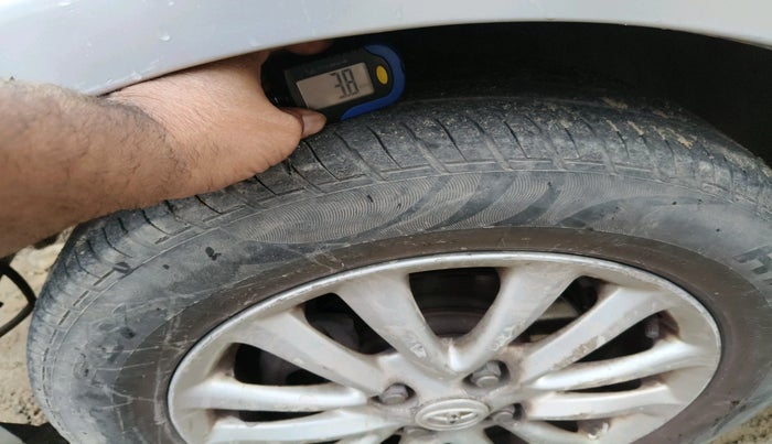 2011 Toyota Etios V, CNG, Manual, 1,50,396 km, tyre