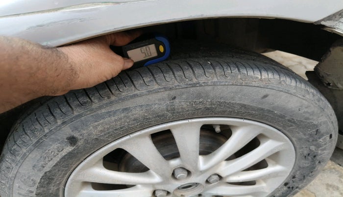 2011 Toyota Etios V, CNG, Manual, 1,50,396 km, tyre