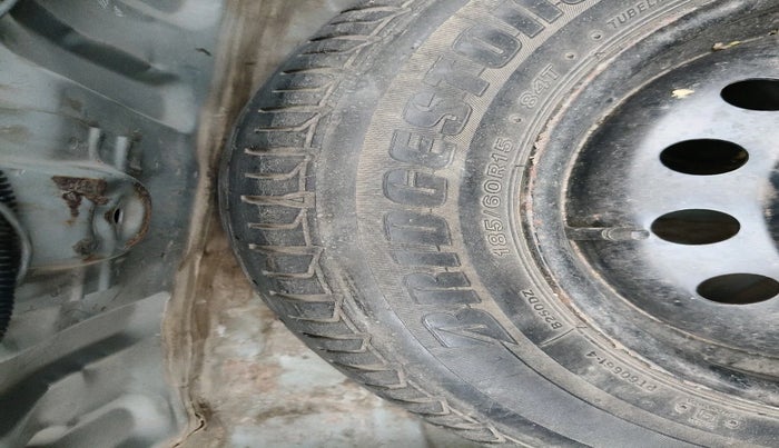 2011 Toyota Etios V, CNG, Manual, 1,50,396 km, tyre