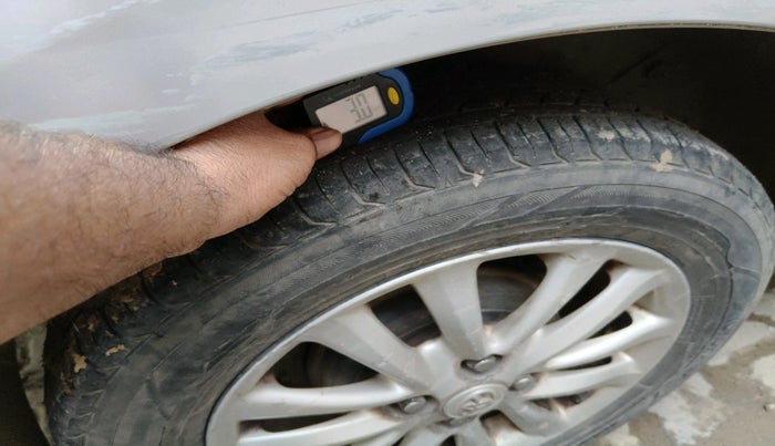 2011 Toyota Etios V, CNG, Manual, 1,50,396 km, tyre