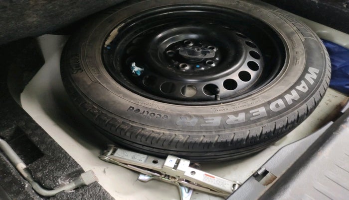 2023 Maruti BREZZA LXI SMART HYBRID, Petrol, Manual, 29,300 km, tyre