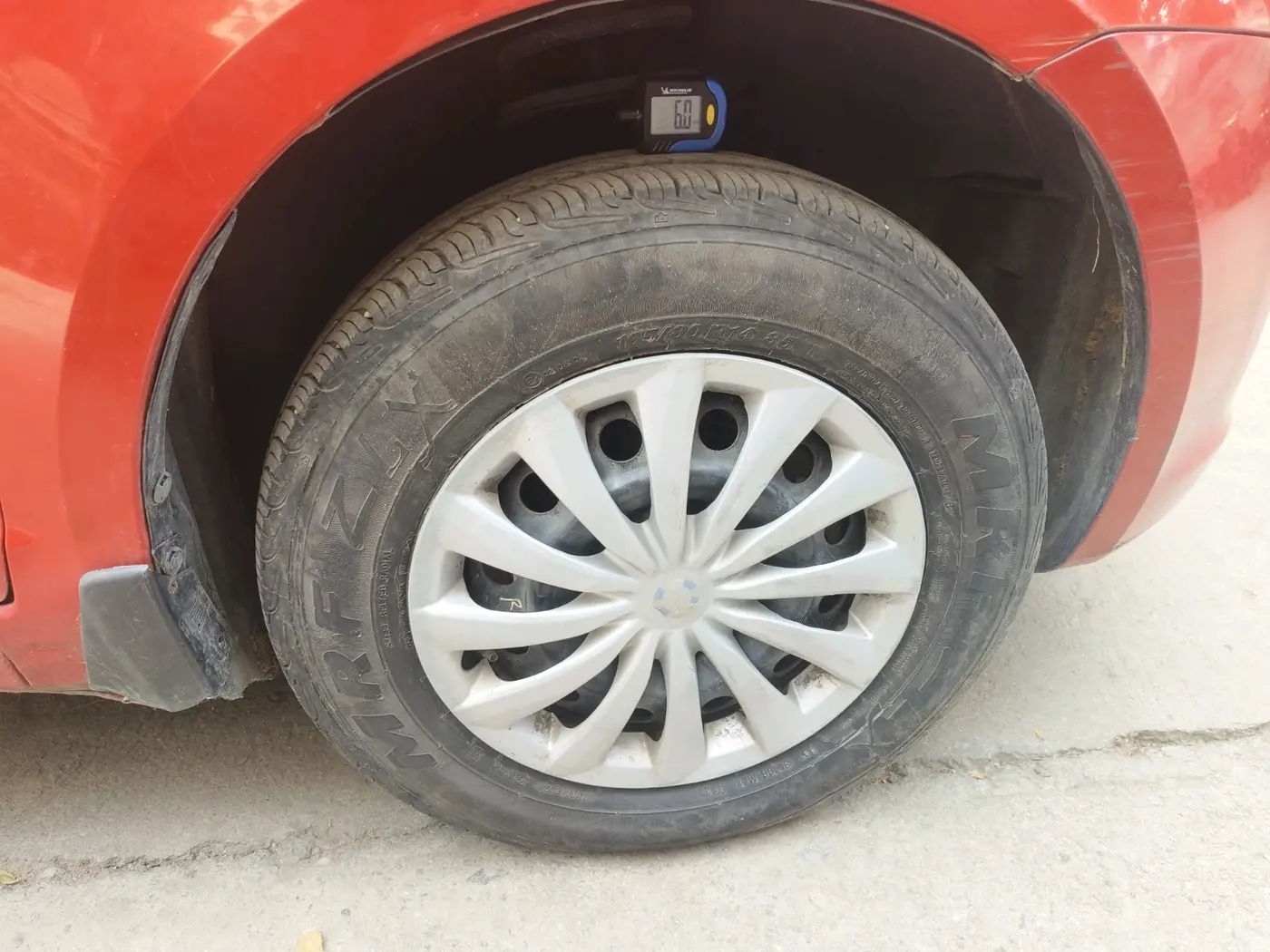 2009 Maruti Swift VXI 1.3, Petrol, Manual, 1,01,692 km, tyre