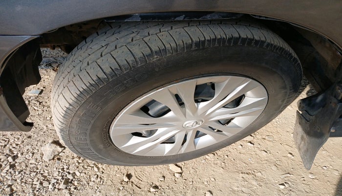 2012 Toyota Innova 2.5 G 7 STR, Diesel, Manual, 3,20,433 km, tyre