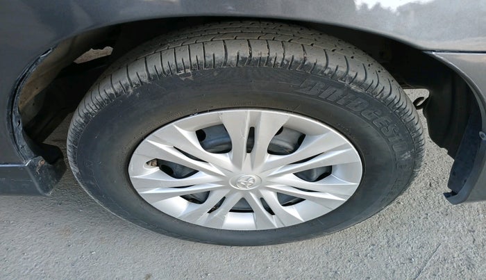 2012 Toyota Innova 2.5 G 7 STR, Diesel, Manual, 3,20,433 km, tyre